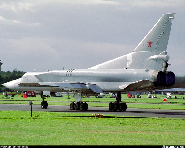 Máy bay Tu-22M Blackfire là loại máy bay ném bom tầm trung của Nga, được phát triển dựa trên phiên bản Tu -22 trước đó. Những mẫu máy bay đầu tiên được trang bị cho lưc lượng Không quân và Hải quân Nga. Năm 1978, loại máy bay này được chuyển sang cho Lực lượng không quân ném bom hạng nặng 185 tại Poltava và cùng tham gia nhiệm vụ tại Afghanistan.
